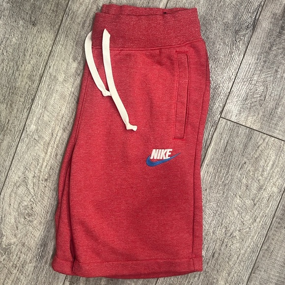 Nike Standard Fit/ At Knee Length Shorts- Size Medium- NWOT - Picture 4 of 8